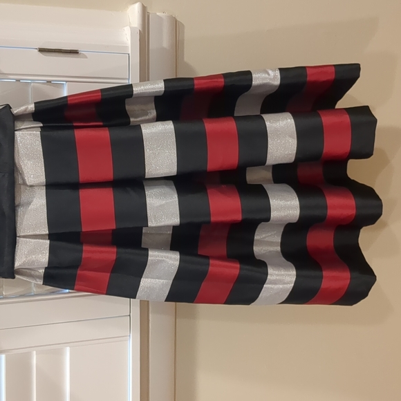 LAST DAY! Beautiful black/red/silver party dress, size 4 - Picture 3 of 10